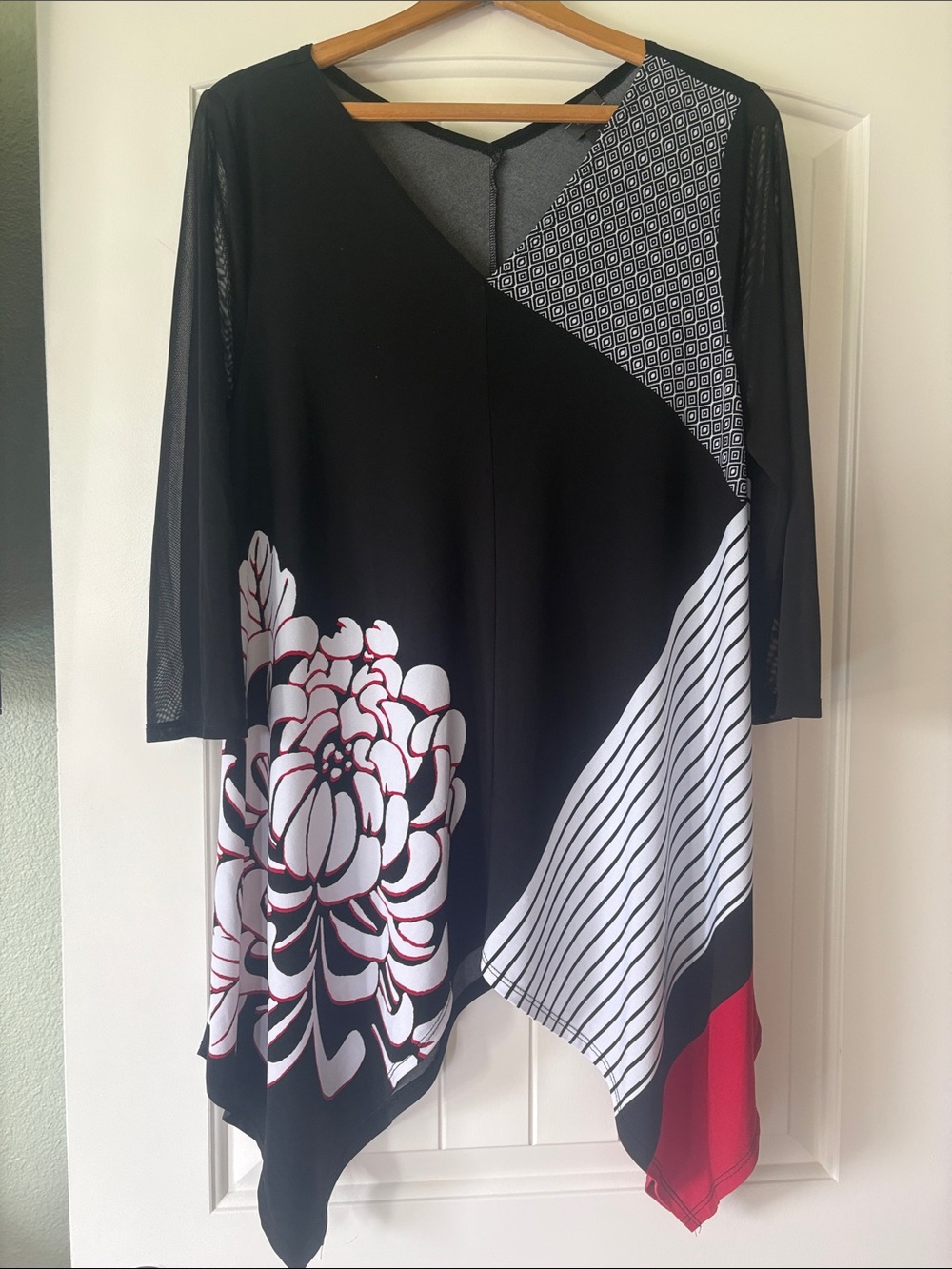Chico's size 1 (10-12) Black White Red Graphic Asymmetric Tunic